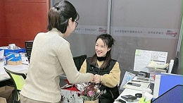 合泉为女性员工发放“三八”节日福利