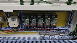 功率控制器的可编程性如何影响电力分配和控制？